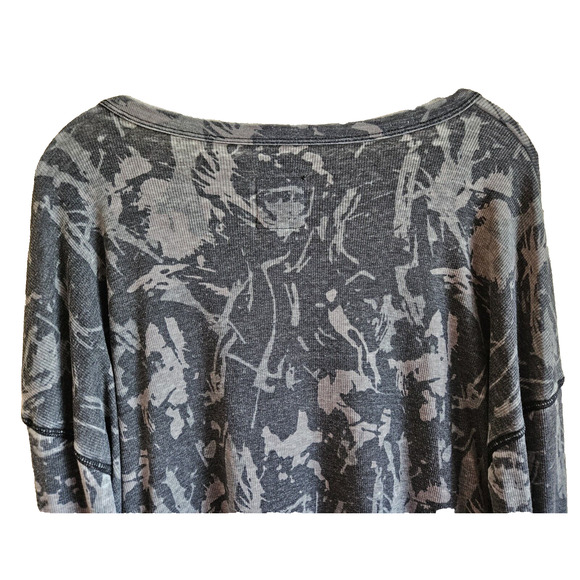 CHASER REVOLVE Women XL Evereve Camo Top Gray Boho V-Neck Side & Cuffs Snaps 46" - Picture 6 of 7
